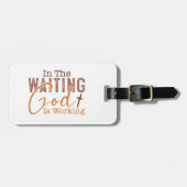 待っている中で神はクリスチャン引用文を働いている ラゲッジタグ (正面横)