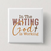 待っている中で神はクリスチャン引用文を働いている 缶バッジ (正面)