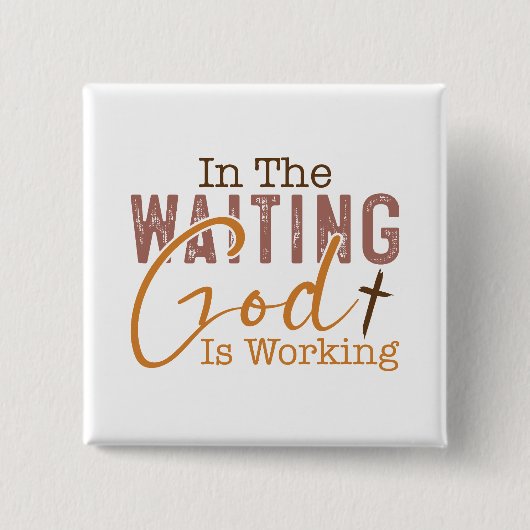 待っている中で神はクリスチャン引用文を働いている 缶バッジ (正面)