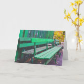 待っている緑の公園のベンチ カード (黄色い花)