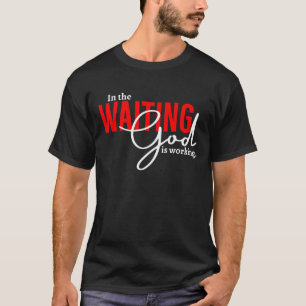 待っている間にも神は働いている Tシャツ、クリスチャンママ Tシャツ