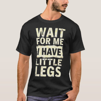 待っててね 私の足は短いんだ 面白い身長ネタ Tシャツ