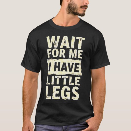 待っててね 私の足は短いんだ 面白い身長ネタ Tシャツ (正面)