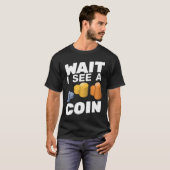 待って私はコインの貨幣集おもしろい集者を見る Tシャツ (正面フル)