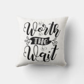 待つ価値のあるボディスーツ、待つ価値がある クッション (裏面)