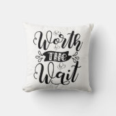 待つ価値のあるボディスーツ、待つ価値がある クッション (正面)