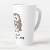 後でコーヒーが必要になるかも - 笑えるフクロウのユーモア カフェラテマグ (右アングル)