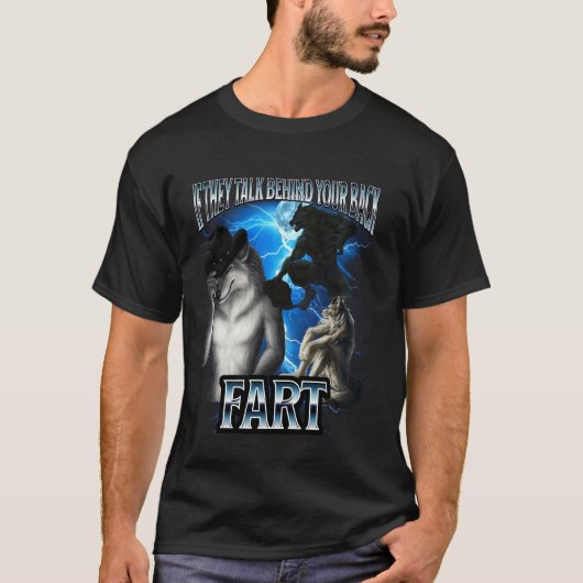 後ろで陰口を言ったらウザいアルファウルフの面白いミーム Tシャツ (正面)