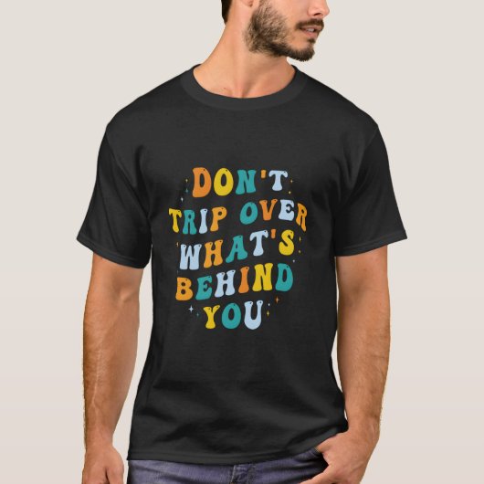 後ろに気をつけて！サイケデリックなWの上をトリップ Tシャツ (正面)