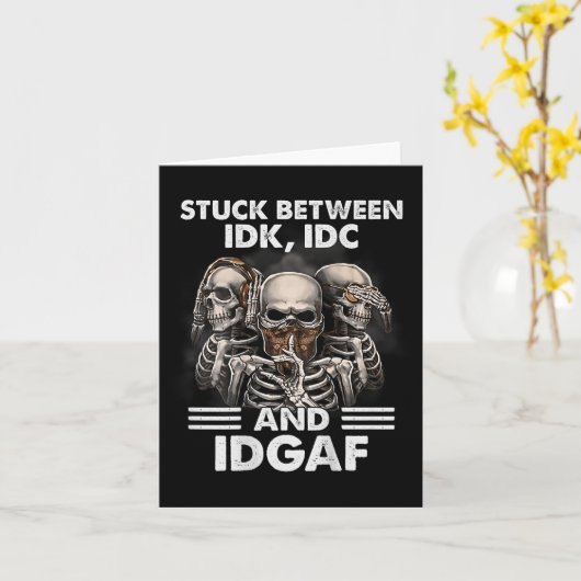 後ろに「Idk Idc Idgafの間にはさまったスケルトン」 カード (黄色い花)