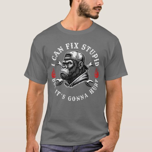 後ろを見たら馬鹿なことをしているのがわかるが痛い思いをするサル Tシャツ (正面)