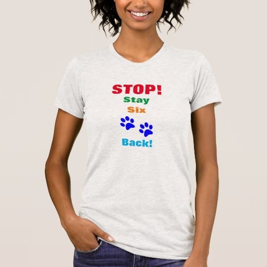 後ろストップに6つの足の足跡を間抜けおもしろい保つ Tシャツ (正面)