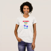 後ろストップに6つの足の足跡を間抜けおもしろい保つ Tシャツ (正面フル)