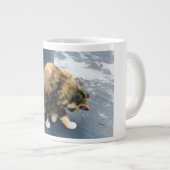 後ろ足を舐めている茶色のぶち猫 ジャンボコーヒーマグカップ (正面右)