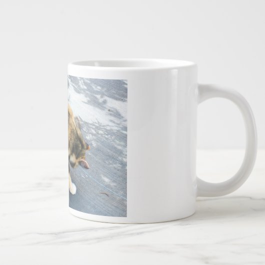 後ろ足を舐めている茶色のぶち猫 ジャンボコーヒーマグカップ (右)