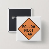 後を追パイロット車の道路工事建築標識 缶バッジ (正面&裏面)