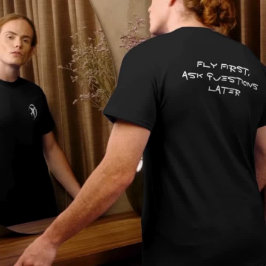 「後先考えず飛べ」おもしろパパジョーク Tシャツ