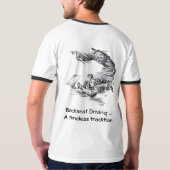 後席運転者。 不朽の伝統 Tシャツ (裏面フル)