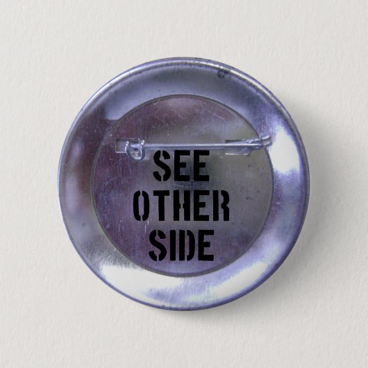 後方にボタン2 缶バッジ (正面)