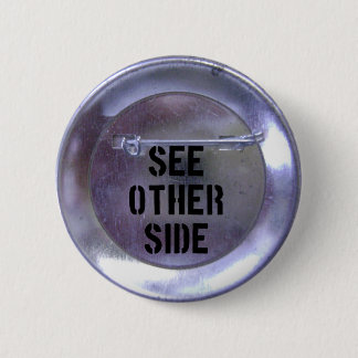 後方にボタン2 缶バッジ