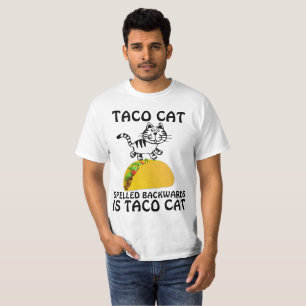 後方に綴られるタコスCATはタコスCATのTシャツです Tシャツ
