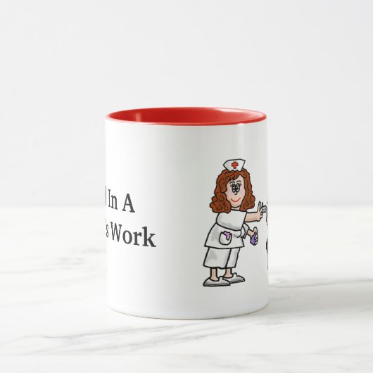 後部のマグの打撃を与えているナース マグカップ (中央)