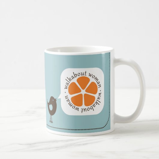 徒歩旅行の女性はそれに鳥をマグ- Rt手置きました コーヒーマグカップ (右)