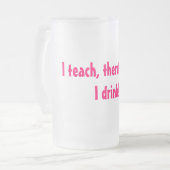 従って私は教えます、…. 私は飲みます! フロストグラスビールジョッキ (正面左)