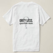 従わない。その他の質問 – 反抗的な引用文デザイン Tシャツ (デザイン裏面)