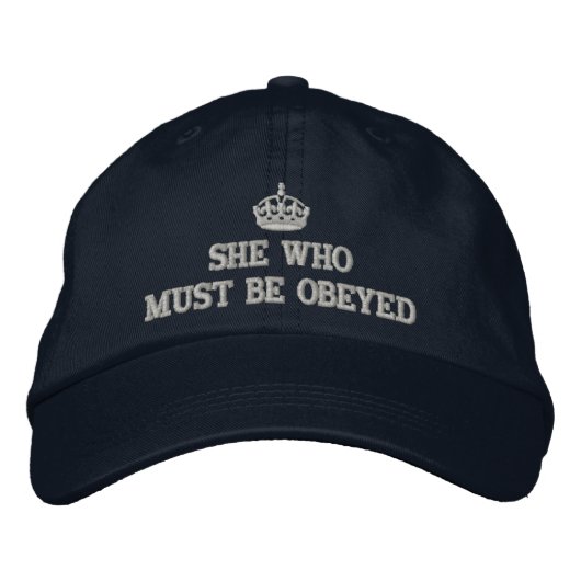 従わなければならない彼女 刺繍入りキャップ (正面)