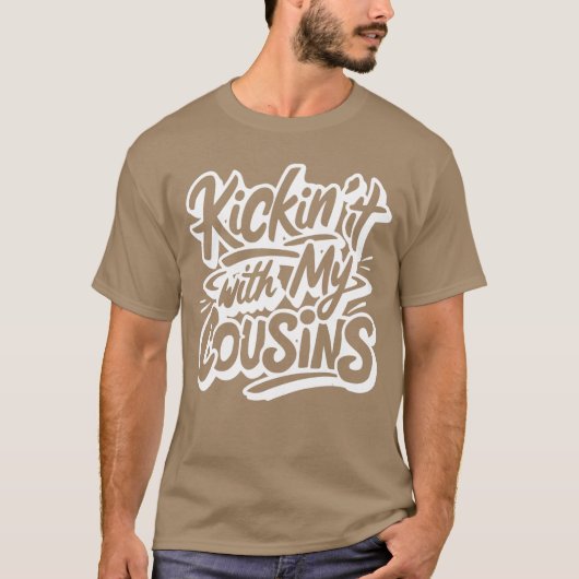 従兄弟と盛り上がる おもしろい家族の再会 マット Tシャツ (正面)