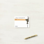 従業員の認識のポストを釘付けにした ポストイット (デスク上)