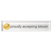 得意気にBitcoinを受け入れるアクリルの印、 デスクネームプレート (正面)