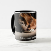 御馳走を持つ犬 マグカップ (正面左)