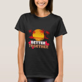 復活祭に輝くレトロな夕陽のインスピレーション ベター・トゥゲザー Tシャツ (正面)