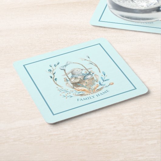 復活祭のバスケットに入ったバニーハッピーイースター文字 スクエアペーパーコースター (アングル)