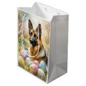 復活祭の卵を持つドイツの羊飼い ミディアムペーパーバッグ (裏面アングル)