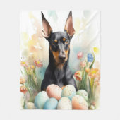 復活祭の卵を持つドーバーマン フリースブランケット (正面)