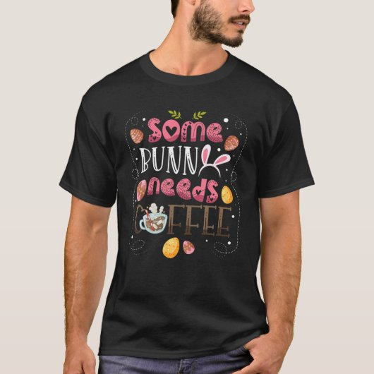 復活祭Fにコーヒおもしろいーコーヒーが必要なバニーもいる Tシャツ (正面)