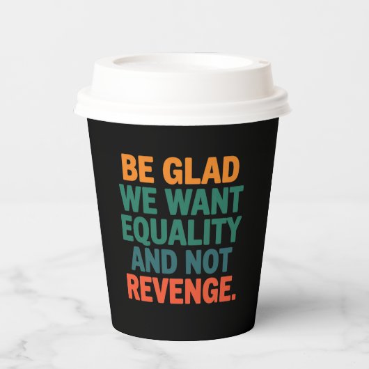 復讐の権利ではなく平等を求めて嬉しい 紙コップ (正面)