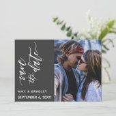 微妙なエレガントタイポグラフィブラック文字日付の保存 セーブザデート (スタンド正面)