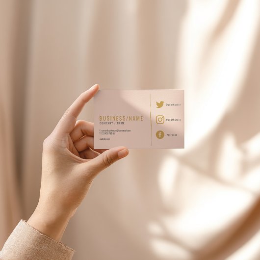 微妙なピンクのソーシャルメディアの名刺。 名刺