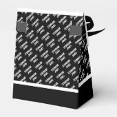 微妙な年齢あなたの名前の文字パターン – 黒/白 フェイバーボックス (裏面サイド)