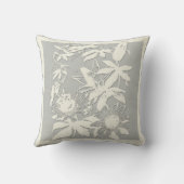 微妙な灰色と白のフローラ枕 クッション (裏面)
