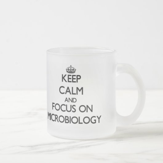微生物学の平静そして焦点を保って下さい フロストグラスマグカップ (右)