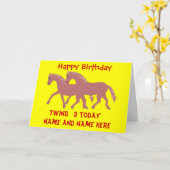 微笑している漫画の子馬双生児の誕生日はカスタマイズ カード (黄色い花)