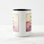 微笑する理由が常にあります マグカップ (中央)