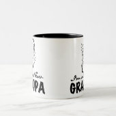 微笑の新しい祖父のTシャツおよびギフト ツートーンマグカップ (中央)