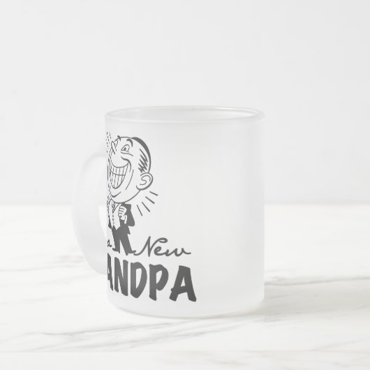 微笑の新しい祖父のTシャツおよびギフト フロストグラスマグカップ (正面左)