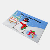 微笑の雪だるまおよびクリスマスプレゼント ドアマット (アングル)